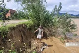 "Mưa xuống là không dám chợp mắt": Làng vùng cao đối mặt nguy cơ mất nhà, mất đường trong lũ