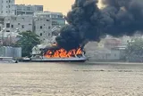 Cháy du thuyền trên sông Sài Gòn, lửa đỏ rực kèm khói đen bốc cao ngùn ngụt
