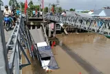 Sập cầu 30-4 ở Cần Thơ, xe tải chở gạo rơi xuống sông, tài xế may mắn thoát nạn