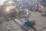 Tài xế xe máy cố tình vượt qua đường ray và cái kết thót tim