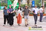 Nhà đầu tư nườm nượp đổ về nơi có “siêu đô thị 18 tỷ USD” của Vinhomes: Khách sạn kín phòng, nhà hàng kín chỗ