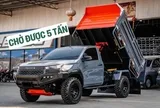 Toyota Hilux 'lột xác' thành xe ben mà không cần cắt xẻ: Chở tới 5 tấn, có cả cần cẩu tự bốc hàng