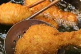 Cậu bé 14 tuổi rơi vào nguy kịch sau khi ăn liền lúc 6 chiếc đùi gà và vài miếng thịt lợn kho