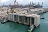 448 khối bê tông khổng lồ nặng 15.000 tấn chìm xuống nước, dự án rộng hơn 3.000 sân bóng đá lập kỷ lục mới