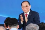 Tỷ phú Phạm Nhật Vượng bất ngờ xuất hiện bên cạnh Warrren Buffett