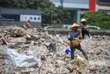 Người dân Hà Nội gồng mình dưới trời nắng nóng hơn 50℃