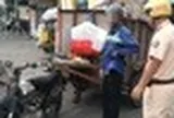 Nhiều xe máy kéo theo thùng chở rác bị CSGT TPHCM xử lý