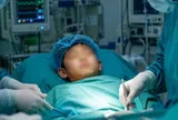 Thương con trước giờ mổ, mẹ lén làm một việc: Tưởng là tốt, không ngờ lại suýt đẩy con vào nguy hiểm
