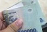 Công an điều tra cọc tiền mặt 50 triệu đồng nằm chỏng chơ bên đường, người đàn ông SN 1990 phải làm việc với cơ quan chức năng