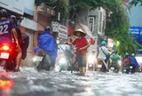 Mưa xối xả đúng giờ tan tầm, nhiều tuyến phố Hà Nội ngập cục bộ