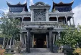Việt Nam có toà lâu đài cao 27m, nặng 3.000 tấn, 21 cột nguyên khối, xây suốt 14 năm bởi 1 người thợ chưa từng học qua kiến trúc
