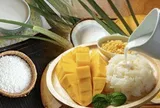 Giá xôi xoài leo thang chẳng thua giá vàng tại Việt Nam, 80.000 đổi lấy vài muỗng nếp và ba lát trái cây?