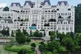 Số phận kỳ lạ của căn thự màu trắng “mọc” giữa vùng quê, 12 tầng trị giá 9.500 tỷ nhưng chủ nhân vẫn là ẩn số