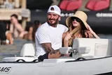 Beckham tình tứ ôm Victoria trên du thuyền, nàng WAG khoe vóc dáng nuột nà ở tuổi 52