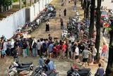 CĐV xếp hàng mua vé xem tuyển Việt Nam đấu Singapore tại ASEAN Cup