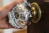 Vì sao nhiều gia đình bọc giấy bạc quanh tay nắm cửa? Sự thật phía sau mẹo đang lan truyền