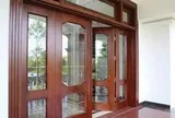 Vì sao ngày càng nhiều gia đình không còn dùng cửa gỗ tự nhiên? 2 vật liệu đang dần trở thành xu hướng mới