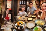 Khách Trung Quốc mê mẩn quán chè trong phố cổ Hà Nội: Có người ăn liền nhiều ngày, bảo "rời Hà Nội là nhớ ngay"