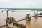 9 trụ cầu Hồng Hà dần lộ diện giữa sông Hồng