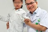 Bé 5 tuổi sinh ra có đủ ngón tay nhưng không thể cầm bút: Bác sĩ Việt "biến" ngón trỏ thành ngón cái và kết quả bất ngờ