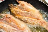 3 thói quen rán cá cần bỏ ngay