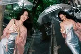 Nàng dâu hào môn Hương Liên "thả dáng" dạo phố ngày mưa, visual ngọt ngào như phim Hàn khiến dân mạng không ngớt lời khen