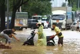 Hà Nội chuẩn bị kịch bản 'chống tê liệt' giao thông khi mưa cực đoan