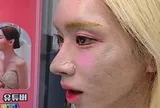 Hơn 2 triệu người hoảng hốt với bức ảnh như cả "tấn phấn" trên mặt của idol live Hàn Quốc