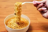 Người đàn ông suýt tử vong sau khi ăn mì tôm, câu hỏi của bác sĩ khiến mẹ bật khóc
