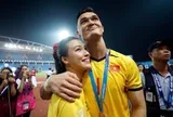Lê Giang Patrik không nói yêu MC Hoàng Oanh nhưng mọi hành động đều là yêu trước hàng ngàn người ở sân Mỹ Đình