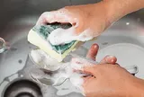 1 miếng rửa bát giải phóng tới 6,5 triệu hạt vi nhựa: 5 vật dụng quen thuộc trong nhà bị chỉ điểm là nguồn phơi nhiễm