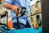 Giá xăng tăng, vượt hơn 23.000 đồng/lít