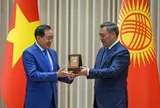 Ông Trần Anh Tuấn được Tổng thống Kyrgyzstan trao Huân chương hữu nghị Dostuk