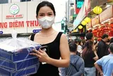 Cảnh tượng đông nghẹt tại một tiệm bánh trung thu nổi tiếng ở TP.HCM: Chờ gần 2 tiếng, xếp hàng lại 3-4 lần mới mua đủ số lượng