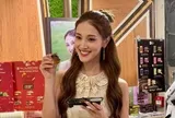 Bắt gặp 1 Chị Đẹp đứng bán bánh kẹo ở siêu thị, kiếm tiền nuôi chồng diễn viên không đóng phim suốt 8 năm qua