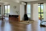 Xem 2 ngôi nhà này mới hiểu vì sao ngày càng nhiều người bỏ sofa, bàn trà và kệ tivi