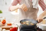 Lời khuyên khi dùng bếp từ: 1 thói quen dễ khiến bảng điều khiển "tê liệt"
