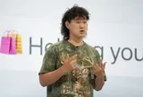 Mặc áo 30 USD, đi Crocs 60 USD đứng cạnh Mark Zuckerberg: Tỷ phú AI 29 tuổi và câu chuyện 'chiếc áo không làm nên thầy tu'