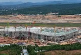 "Phượng hoàng lửa" của Việt Nam đang dần lộ diện: Mặt ngoài được "đóng áo kính", dùng hơn 51.000 tấn kết cấu thép, 7.600 người gấp rút thi công ngày đêm