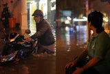 Đường Phan Huy Ích ngập gần 1m sau mưa lớn, tài xế ở TP.HCM mắc kẹt 6-7 tiếng khi đang chở khách ra sân bay