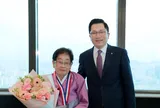 Chân dung cụ bà 100 tuổi vẫn đi làm, được công ty vinh danh