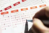 Thấy còn đúng 1 bộ vé số, người đàn ông nói "tôi mua hết", nào ngờ trúng gần 42 tỷ đồng