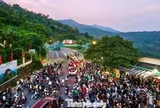 Đông nghịt khách đổ về Ba Vì săn mây từ mờ sáng