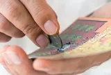 Chỉ thích một dãy số, người đàn ông mua vé số suốt 2 năm rồi bất ngờ trúng 15 tỷ đồng