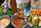Quán canh bún cua gia truyền ở phố cổ Hà Nội, sợi bún to gấp vài lần bình thường, dùng 5 kg cua đồng cho nồi nước dùng