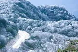 Phát hiện đỉnh núi cao 1.931 m ở Việt Nam, từng lạnh -9°C, mùa đông phủ băng trắng đẹp như châu Âu