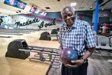 Cụ ông 100 tuổi vẫn chơi bowling như giới trẻ, tiết lộ bí quyết sống thọ giản dị