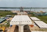 Toàn cảnh lắp ghép những phiến dầm ngang đầu tiên cầu Hồng Hà