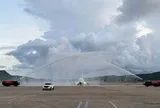 Đúng sáng hôm qua - 19/10, một máy bay từ Kazakhstan được thực hiện nghi thức phun vòi rồng khi hạ cánh tại Việt Nam