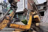 Xe múc lật ngửa giữa đường, giao thông ùn tắc hơn 1km